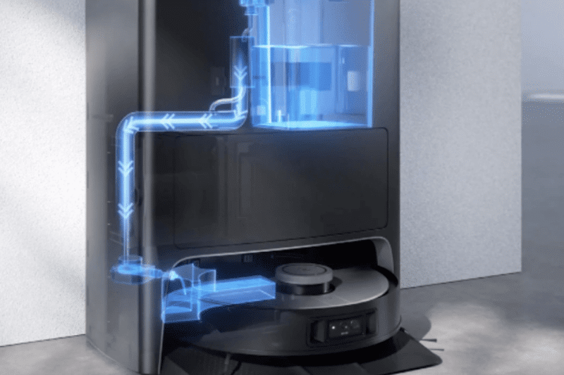 The water tank of the Ecovacs Deebot X1 OMNI is refilled automatically at the station.